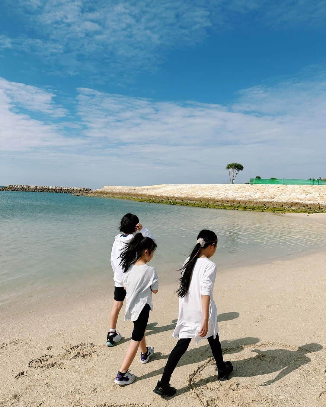 ベビちぃ。さんのインスタグラム写真 - (ベビちぃ。Instagram)「沖縄に行ってきました🌺🌈 ママといっしょに、初めてパラセーリングをしたよ🪂すっごく高くてドキドキしたけど、またやりたいな！ 海とプールにたくさん行けて、沖縄そばも大好きになった💖 なによりあたたかくて最高💕沖縄に住みたいな🌴」1月7日 22時02分 - babychi_official