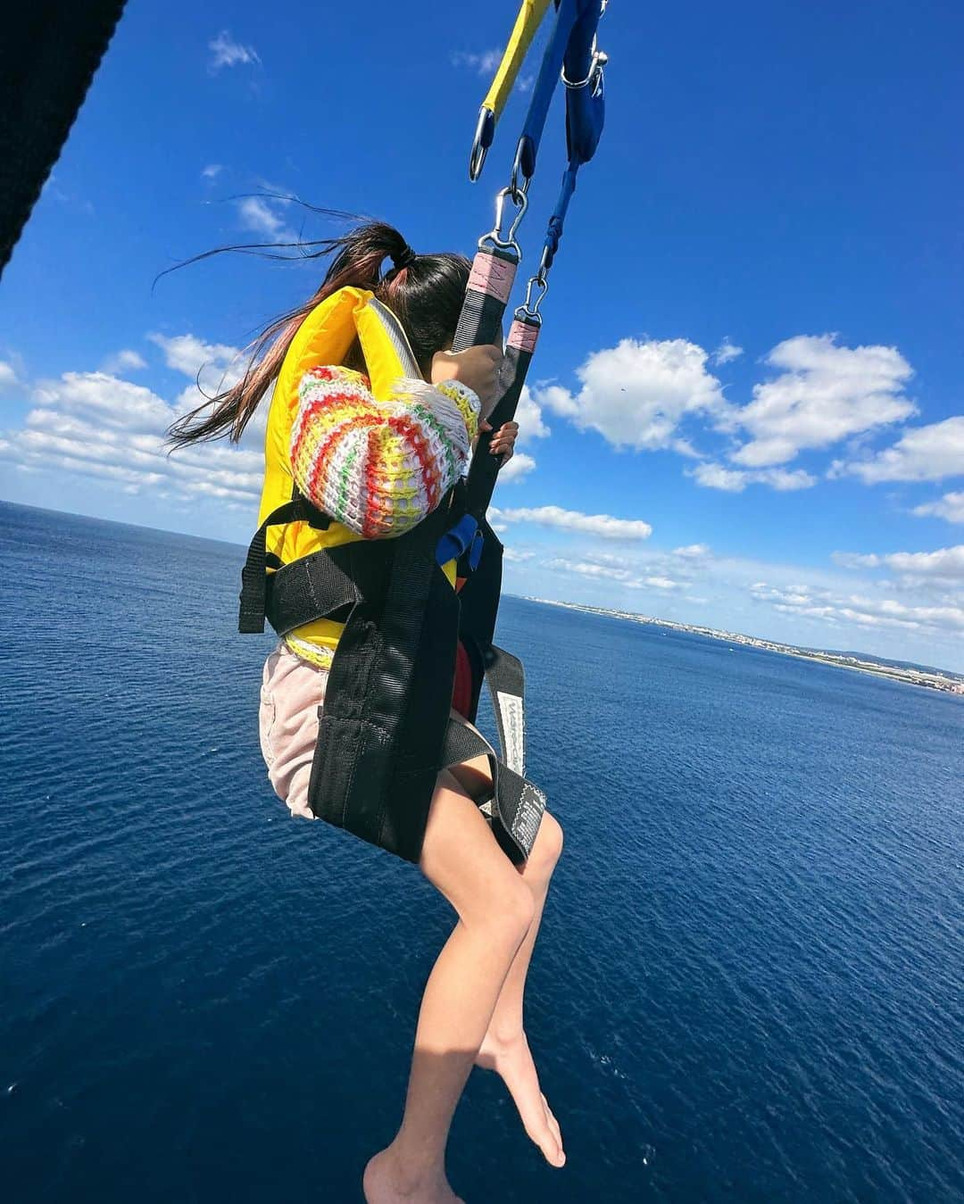 ベビちぃ。のインスタグラム：「沖縄に行ってきました🌺🌈 ママといっしょに、初めてパラセーリングをしたよ🪂すっごく高くてドキドキしたけど、またやりたいな！ 海とプールにたくさん行けて、沖縄そばも大好きになった💖 なによりあたたかくて最高💕沖縄に住みたいな🌴」