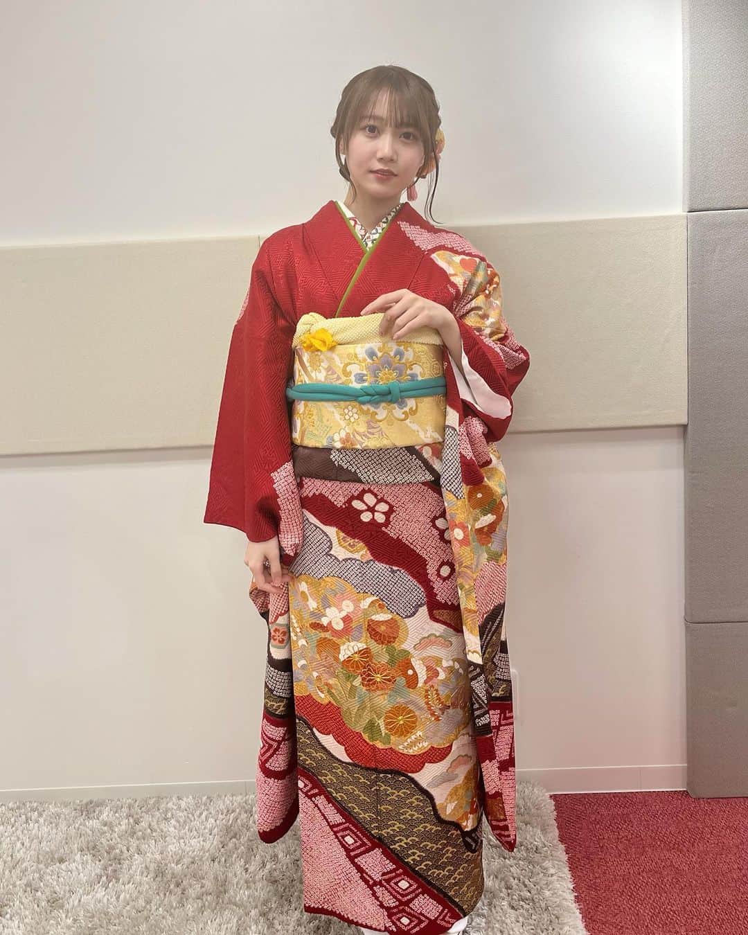 矢久保美緒のインスタグラム：「❤︎  振袖は赤色を選びました ❁.* 母に絞りのデザインを勧めてもらい、また古典柄が正統派で好きだな と。色はかなり迷ったのですが、一生残るもので後悔したくなかったので王道の赤色を。  理想通りの素敵な晴れ着を着させていただけて幸せでした .ᐟ  #乃木坂46 #矢久保美緒 #miogram #成人式 #乃木坂ぴょんぴょん世代 🐰」