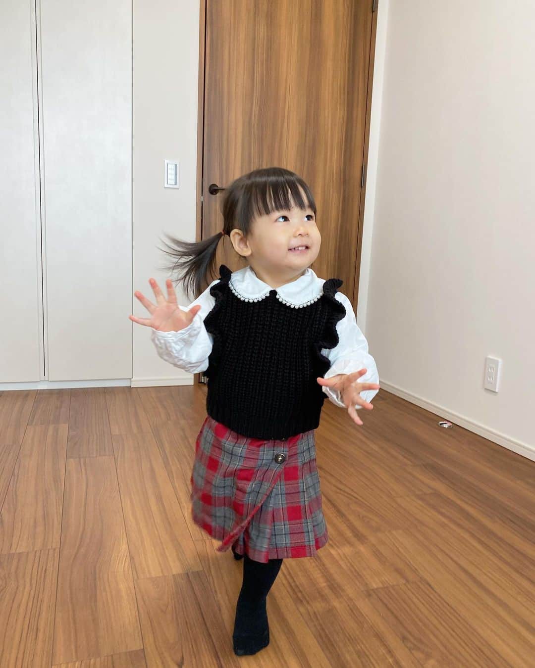 橘知衣代のインスタグラム：「* petitmainコーデ❣️  シャツとベストを重ねたようなドッキングデザインのトップスは、襟元にパールが付いていて、きちんと感がアップ⤴️ チェックプリーツスカパンとあわせたました🤍  …..deta….. 1歳11ヶ月 身長86cm 体重11kg  tops 【リンク】 パールニットドッキングトップス 90cm  skirt 【リンク】チェックプリーツスカパン　赤　80cm  ……….   @petitmain_official  #プティマインアンバサダー #プティマイン」