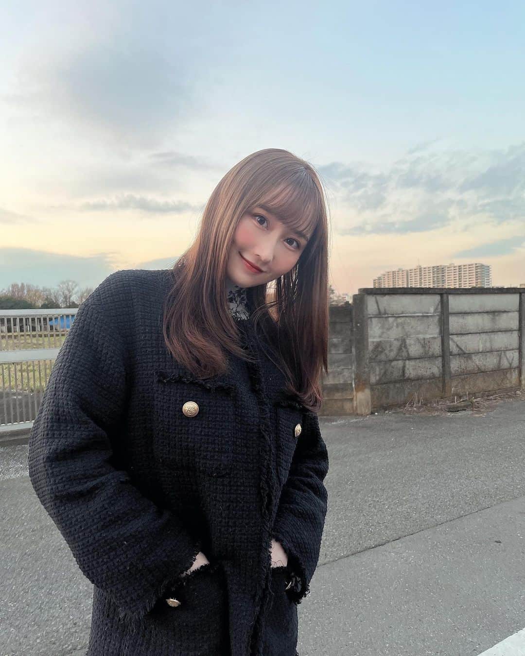 矢倉楓子のインスタグラム：「だんだん日が落ちてきて暗くなる前の空が好き ꪔ̤̮   #ジャケット  #cocodeal  #ワンピース  #snidel」