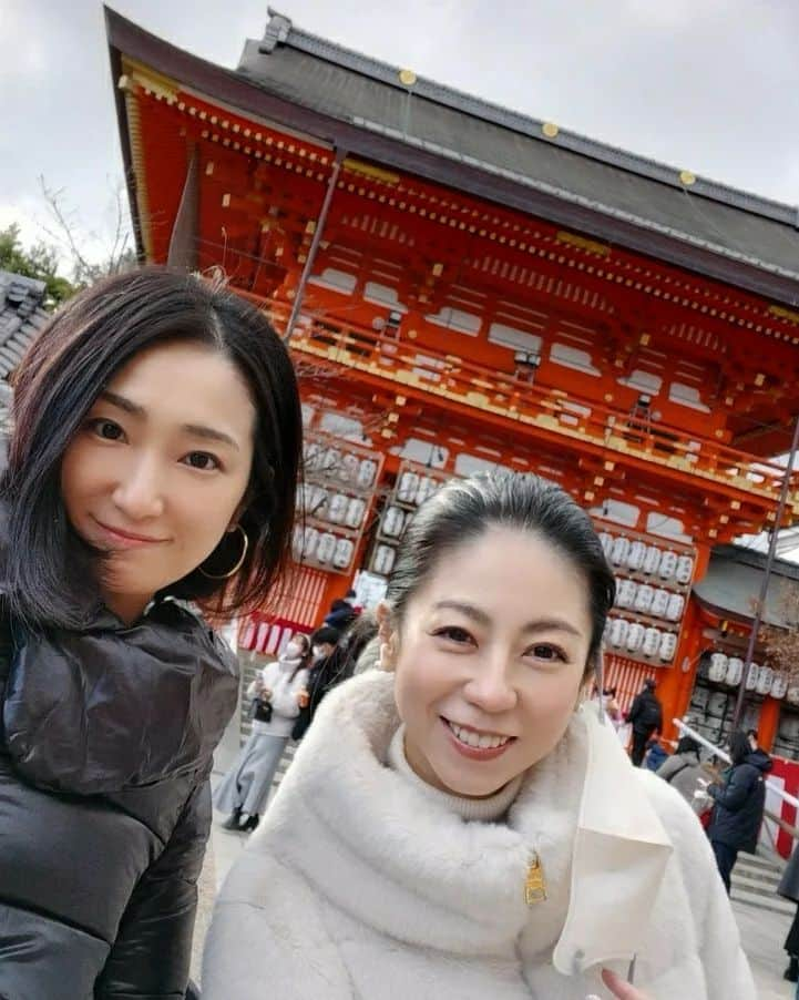 黒坂真美のインスタグラム：「お正月🤍🤍  心の友🤍 宮下ともみと 京都で新年を祝う！  お正月の京都は華やかどすな～ そして 寒おすな～🥶  新年早々に 愉快な仲間たちと お祝いする事ができて 2023年は幸先が良いね🤍  遅ればせながら 本年もどうぞよろしくお願い致します！  #黒坂真美 #kurosakamami #新春 #お正月 #ご挨拶 #お祝い #happynewyear #2023 #京都 #Kyoto #八坂神社 #japan #🇯🇵 #🎍」