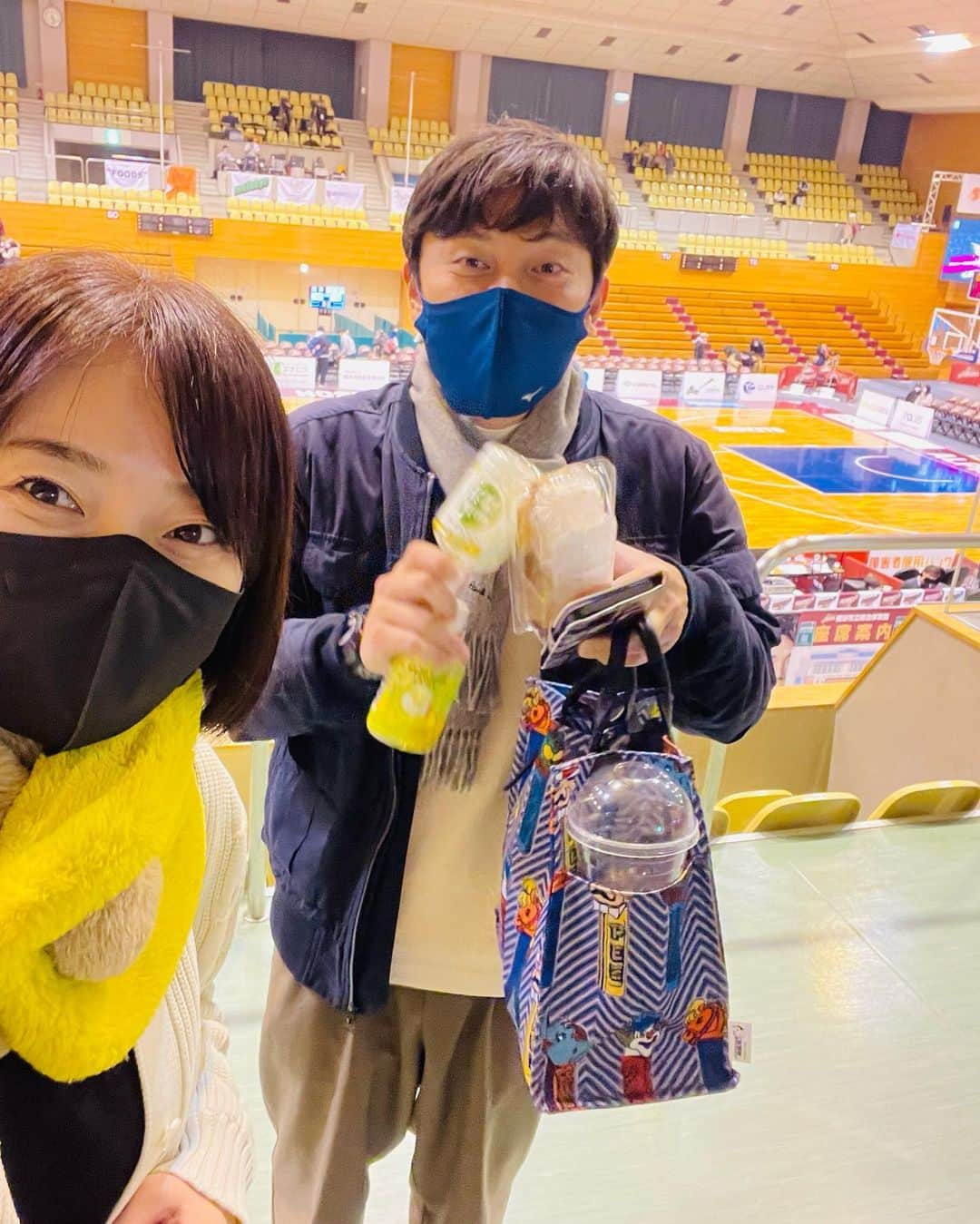 中家佐奈さんのインスタグラム写真 - (中家佐奈Instagram)「2023年B.LEAGUEはじめ🏀  『越谷アルファーズvs長崎ヴェルカ』 やっと、、やっと、越谷に行けた🥹  試合前は北越谷にある創作イタリアン「ラ・グッチーニ」さん🇮🇹 カルボナーラの上に乗ってるにわとりさんから黄身が産まれました🥚👏🏼  試合後は体育館隣の爆弾ハンバーグ「フライングガーデン」🍖  今年もスポーツ観戦と現地の美味しいものを沢山経験できますように…✍🏼😚 . . #越谷アルファーズ #大塚商会懐かしい #息子が無理やり写真撮らされてる図みたい #でも彼氏が喜んで撮ってる図です #アルファマンに手を振ってもらった👋🏼 #越谷グルメ #ラグッチーニ #パスタ #フライングガーデン #匂わせみたいな写真はうまく撮れない #全部写り込む系 #bリーグ」1月7日 22時16分 - 37nky