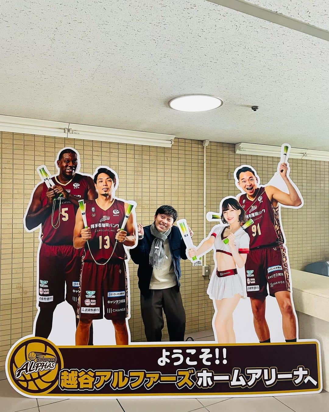 中家佐奈さんのインスタグラム写真 - (中家佐奈Instagram)「2023年B.LEAGUEはじめ🏀  『越谷アルファーズvs長崎ヴェルカ』 やっと、、やっと、越谷に行けた🥹  試合前は北越谷にある創作イタリアン「ラ・グッチーニ」さん🇮🇹 カルボナーラの上に乗ってるにわとりさんから黄身が産まれました🥚👏🏼  試合後は体育館隣の爆弾ハンバーグ「フライングガーデン」🍖  今年もスポーツ観戦と現地の美味しいものを沢山経験できますように…✍🏼😚 . . #越谷アルファーズ #大塚商会懐かしい #息子が無理やり写真撮らされてる図みたい #でも彼氏が喜んで撮ってる図です #アルファマンに手を振ってもらった👋🏼 #越谷グルメ #ラグッチーニ #パスタ #フライングガーデン #匂わせみたいな写真はうまく撮れない #全部写り込む系 #bリーグ」1月7日 22時16分 - 37nky