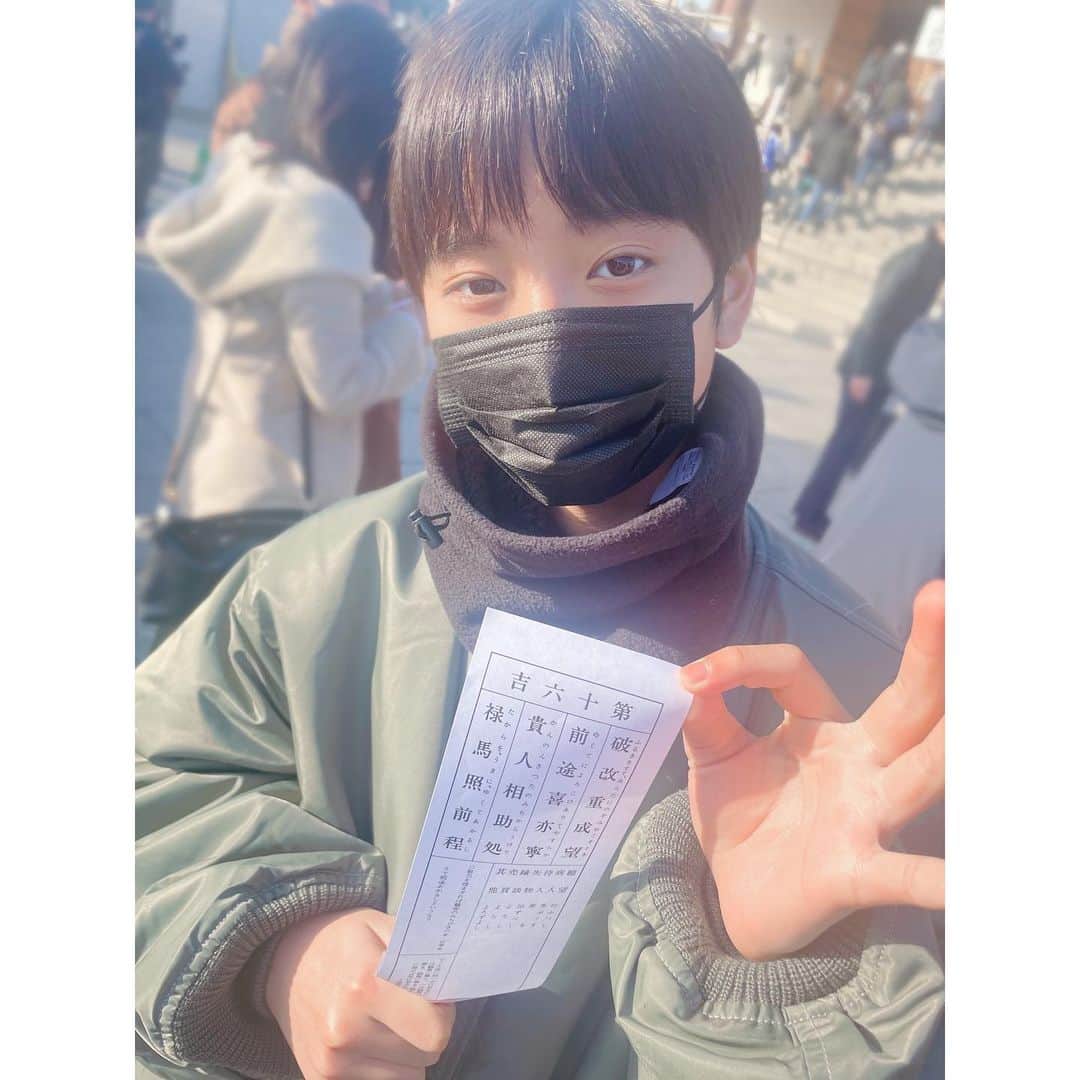 のインスタグラム：「✳︎ 初詣に行きました⛩  お詣りをして おみくじを引きました！ 努力を惜しまなければ前途明るしと書いてありました。 頑張ります！  本殿の隣の稲荷神社もお詣り。  今年も元気に過ごせますように ・ ・ ✳︎ #髙橋來」