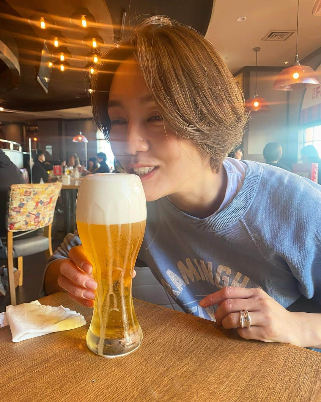 和田明日香さんのインスタグラム写真 - (和田明日香Instagram)「1杯目→ 10杯目  って顔になっちゃってるけど違いますよー。夫が撮るとだいたい半目なんだけどなんで🙄  いよいよ冬休みが終わるので、ガソリン(🍺)満タンにしてきました。でも、はじめてのおつかいで全部出ちゃったかもなあ。泣きすぎて「ママゲストだったら顔映せないね」って言われました。おつかいキッズたちを通して、君たちのちっちゃい頃を思い出して泣いてるんだよママは。」1月7日 22時19分 - askawada