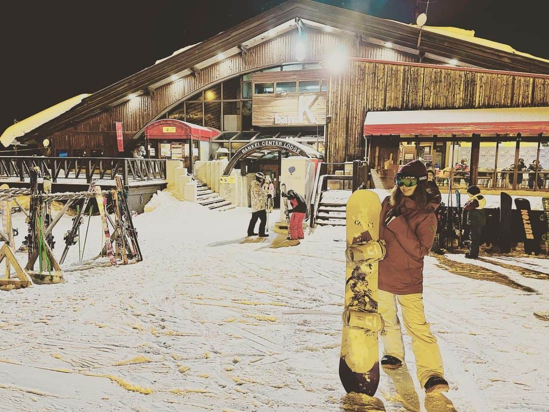 上村知世のインスタグラム：「最高♫今シーズン初ナイター🏂 やっぱりパパと一緒だと楽しいね♫ @sapporo_bankei_skiarea  #北海道 #札幌 #さっぽろばんけいスキー場 #snow #snowboarding #family」
