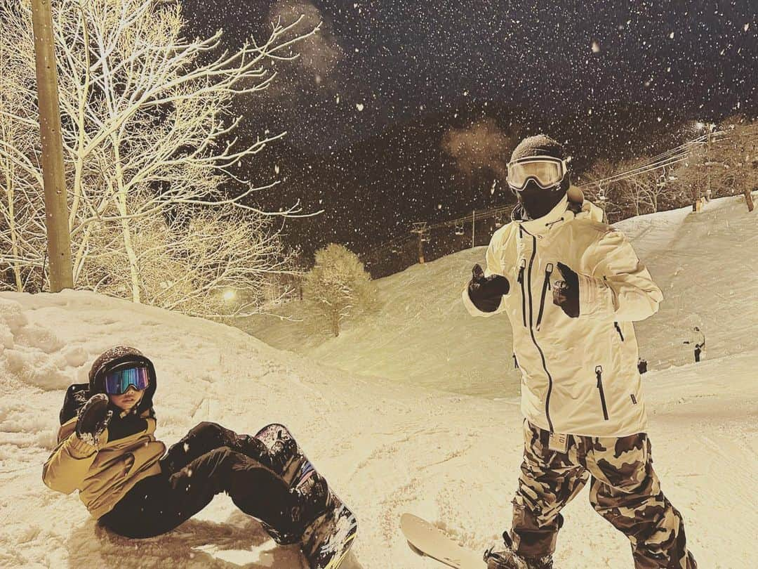 上村知世さんのインスタグラム写真 - (上村知世Instagram)「最高♫今シーズン初ナイター🏂 やっぱりパパと一緒だと楽しいね♫ @sapporo_bankei_skiarea  #北海道 #札幌 #さっぽろばんけいスキー場 #snow #snowboarding #family」1月7日 22時33分 - tomose0207