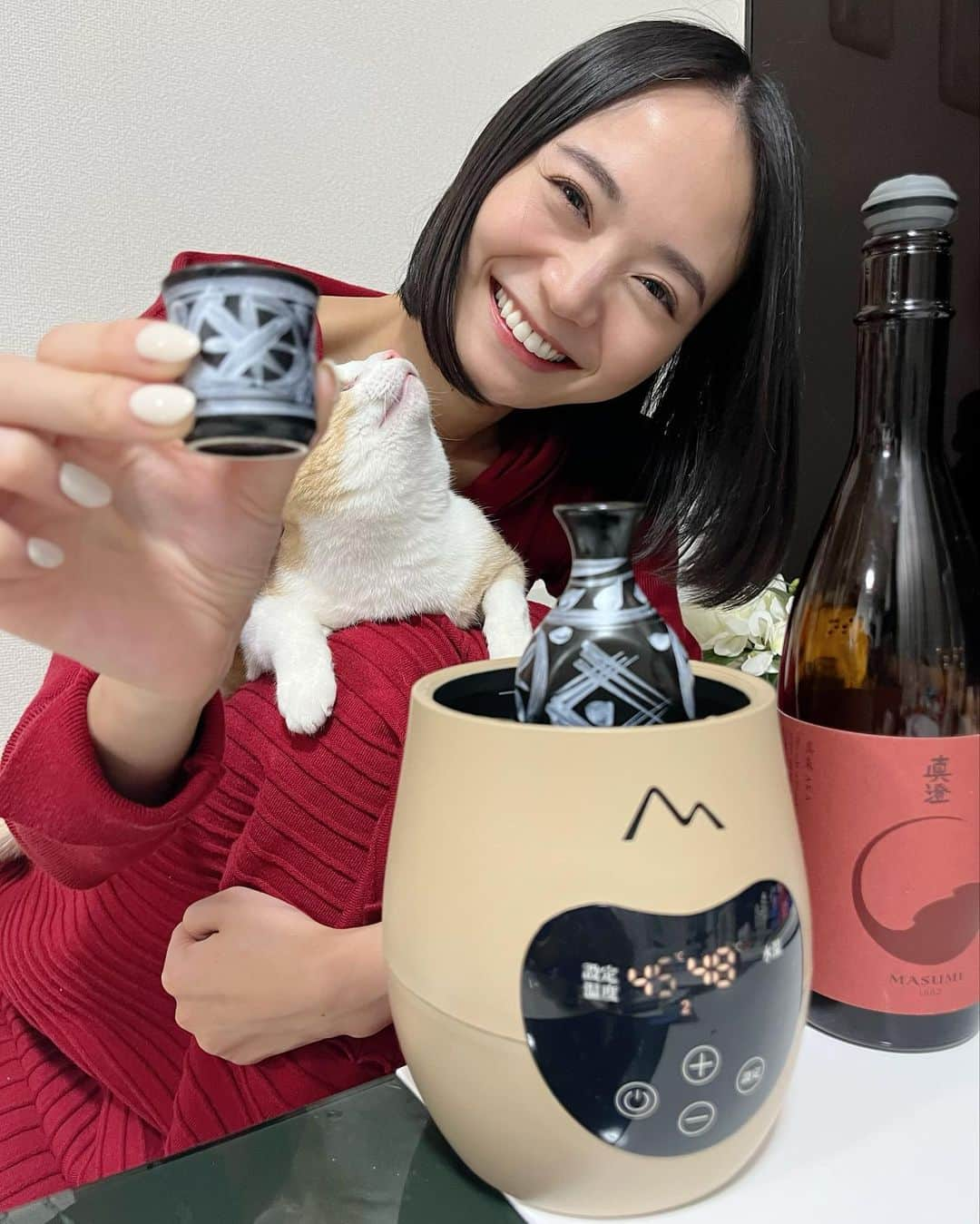 緑川静香さんのインスタグラム写真 - (緑川静香Instagram)「【しーたん日本酒録】  寒い時は熱燗に限るよねぇ😌🍶❤️ ⁡ この時期はもっぱら燗のしーたんです。 家で飲む時は、オシャレな酒燗器だと余計テンション上がるのだ🥹 @apod_arnest は、1℃単位で温度設定できるから、気分やお酒に合わせてお燗ができるのです✨ 一切手間なし！！簡単😭👏 ⁡ この日は真澄の真朱でお燗。 味わいにボリュームが出て最高💓 ⁡ この冬はこの酒燗器で手軽にお燗を楽しむのだ☺️ ⁡ #しーたん日本酒録 #酒燗器 #熱燗 #日本酒 #日本酒女子 #お酒 #真澄 #真朱  #apod #sake #舞台稽古で疲れた時は燗酒で心と身体をあたためる #私は燗大好きなんですが #今まで家でお燗作るって手間かかるからどうしても飲む機会が減ってしまっていたのです #酒燗器のすごさを体感 #こんなに簡単にできるなんて  #もう離れられない笑 #チャイも興味津々❤️笑」1月7日 22時36分 - midorikawa_shizuka