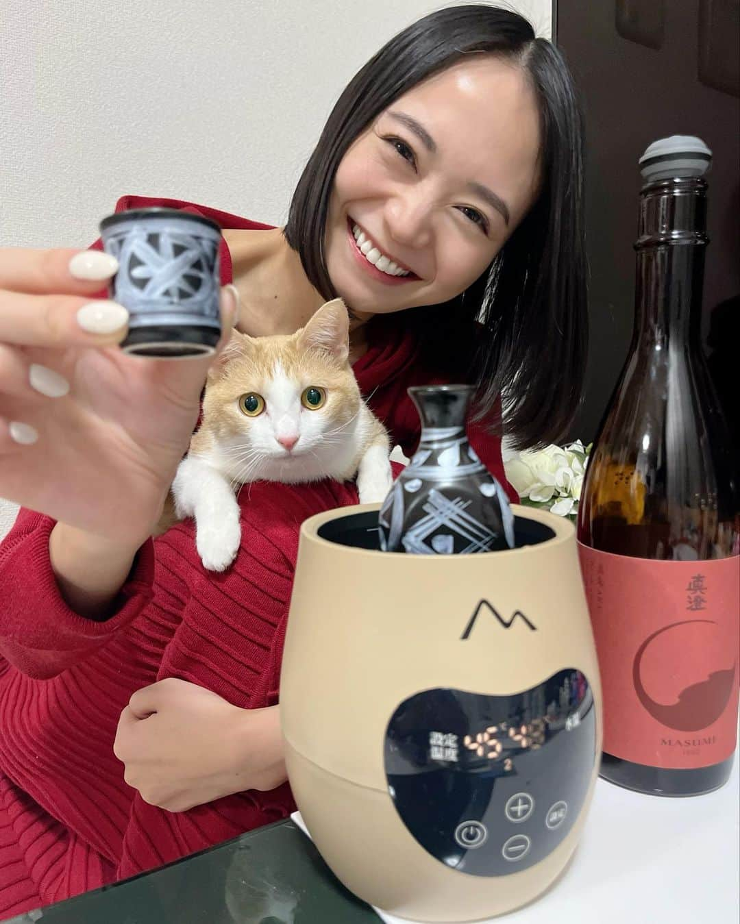 緑川静香さんのインスタグラム写真 - (緑川静香Instagram)「【しーたん日本酒録】  寒い時は熱燗に限るよねぇ😌🍶❤️ ⁡ この時期はもっぱら燗のしーたんです。 家で飲む時は、オシャレな酒燗器だと余計テンション上がるのだ🥹 @apod_arnest は、1℃単位で温度設定できるから、気分やお酒に合わせてお燗ができるのです✨ 一切手間なし！！簡単😭👏 ⁡ この日は真澄の真朱でお燗。 味わいにボリュームが出て最高💓 ⁡ この冬はこの酒燗器で手軽にお燗を楽しむのだ☺️ ⁡ #しーたん日本酒録 #酒燗器 #熱燗 #日本酒 #日本酒女子 #お酒 #真澄 #真朱  #apod #sake #舞台稽古で疲れた時は燗酒で心と身体をあたためる #私は燗大好きなんですが #今まで家でお燗作るって手間かかるからどうしても飲む機会が減ってしまっていたのです #酒燗器のすごさを体感 #こんなに簡単にできるなんて  #もう離れられない笑 #チャイも興味津々❤️笑」1月7日 22時36分 - midorikawa_shizuka