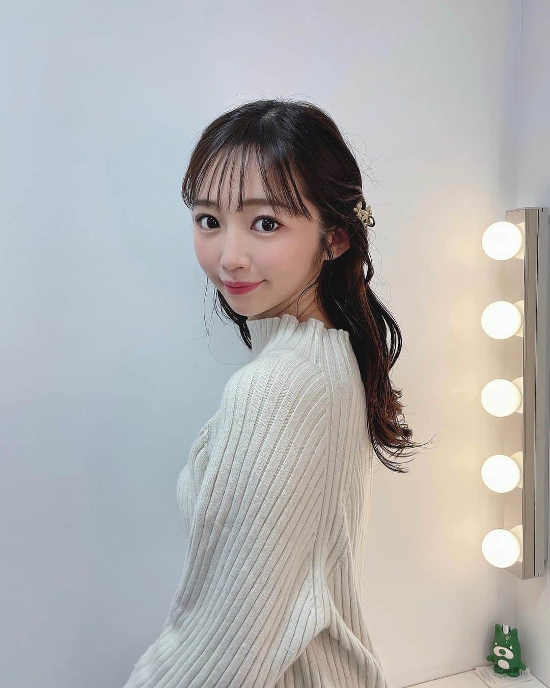 のインスタグラム：「🎤  昨日はクロちゃんとクルーちゃんの 新年1発目シーズン3の初回でした＾＾♡  次は27日に担当します👨🏻‍🦲✍🏻  また、六本木フレンドパークは 14日、21日担当予定です🚤  写真は昨日の褒めてもらえたハーフアップ🫶🏻 ヘアメイクさんに撮っていただきました📷  #ヘアスタイル #髪型 #ハーフアップ」