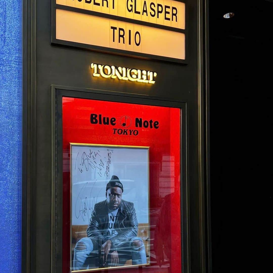 松永俊弥のインスタグラム：「新年はBLUE NOTE 東京 ROBERT GLASPER TRIOを観に。  そして、リハーサルも始まっています🥁  今年も、よろしくお願いいたします🥁  #drum#drummer #robertglasper #robertglaspertrio #菊水」