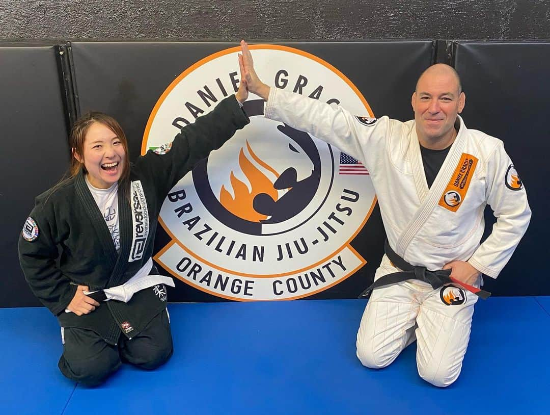 ジャングル叫女のインスタグラム：「He is my first jiu-jitsu teacher🥋🥋 Thank you for the belt :)  #orlando  #jiujitsu  #renzogracie  #danielgracie  #ジャングル叫女  #junglekyona  #女子プロレスラー  #ブラジリアン柔術  #始めよう柔術  #広めよう柔術の輪」