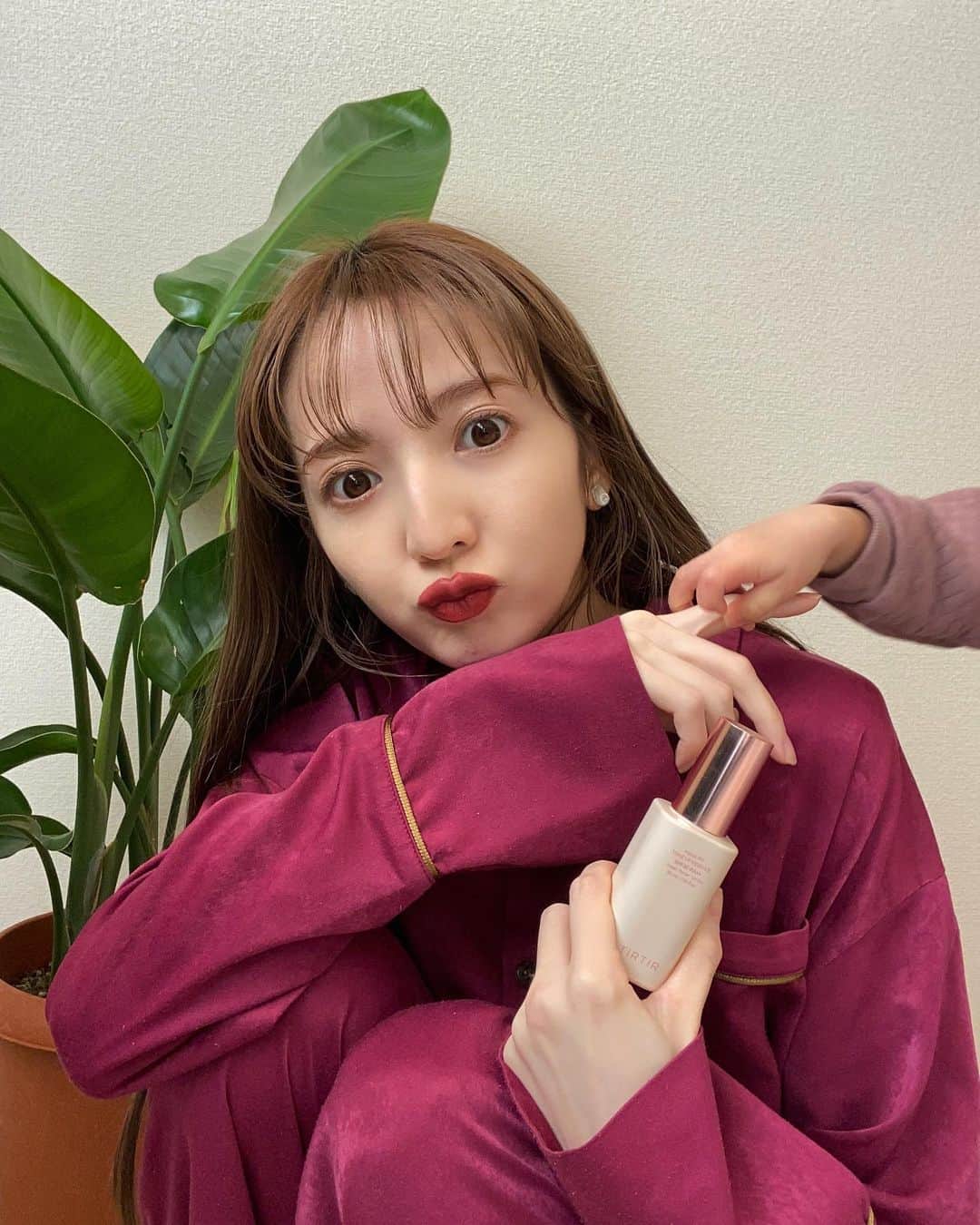 平木愛美のインスタグラム：「べびまるの手がひょいっと 出てきて、ハッ！な表情🫠笑  今年は美容や、コスメや好きなitemも、お洋服も。身体づくりなど運動や経験も。 色々インプット＆アウトプットしていきたいな〜💗 SNSやYouTubeがんばろう☺︎  本日のメイクはTIRTIRマスクフィットトーンアップ エッセンスを化粧下地に使って…🕊 水々しくて伸びが良くって、自然にトーンアップしてくれて良い感じ、、！✨💫  SPF30 PA ++で紫外線対策できるのも嬉しい⚪️  #TIRTIR #ティルティル #マスクフィット #化粧下地 #マスクフィットシリーズ  @TIRTIR_JP_OFFICIAL」
