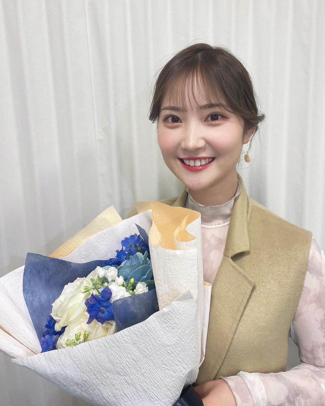 のインスタグラム：「. なんだかせわしなかった日の終わりに お仕事でいただいたお花に とっても癒されました😚💐  大事に大事に 楽屋の風通しのいいところに置いて🌱  花瓶にわけて おうちに飾りました💓  ささやかな幸せ🫶  . . . .」