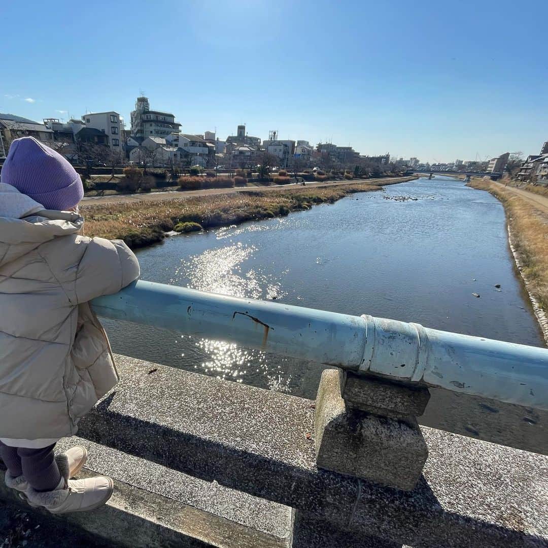 BONNIE PINKのインスタグラム：「「中学のマラソン大会でここの河川敷を延々と走ったんやで〜」と感傷に浸る母の言葉が娘の記憶に残るかどうかは別として、1年半ぶりの帰省はとても意義深いものがありました。親族や親友と会って昔話をしたり、自分の原風景にひょこっとミニミーを添えて写真を撮ったり。ここ数年でガクンと頻度が落ちてしまって、里帰りという行為がどれだけストレス発散になるかということも忘れかけていた。利き手を怪我したり、娘の風邪をもらってヒヤッとしたり、色々あった年末年始だったけど、とりあえず東京に戻ってクリスマスツリー片付けて七草粥食べました。長引いた風邪も利き手の怪我もようやく完治しそうなので、2023年にじわっと踏み出してみよう。ゆっくりでいいよって、いつも鴨川が教えてくれたっけなぁ。」