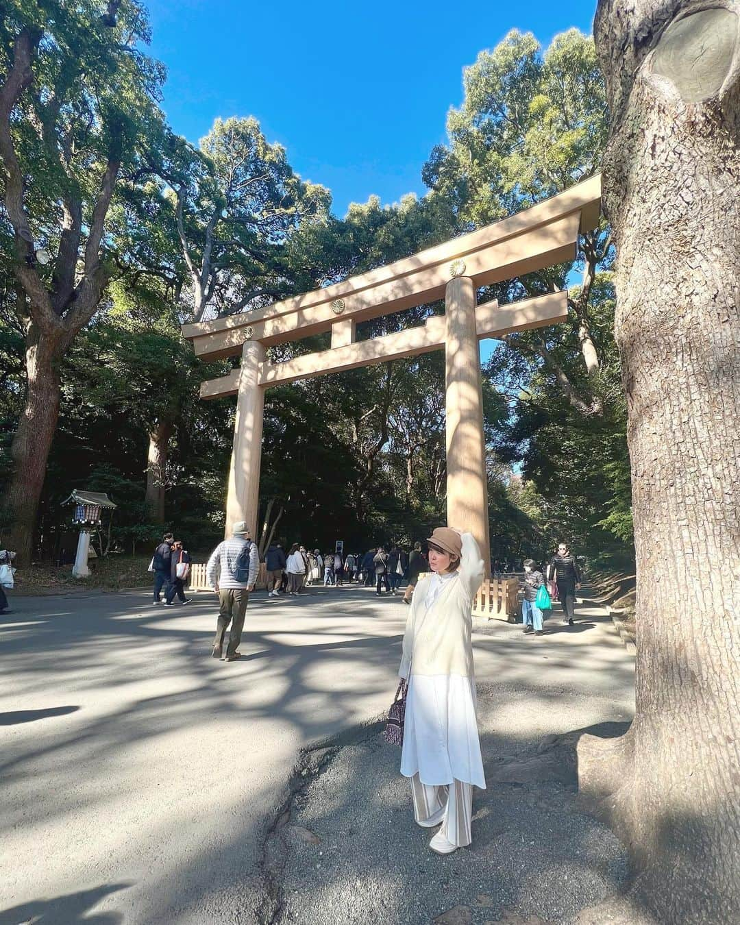 足立かりんのインスタグラム：「⛩🙏🏽 #初詣 #人がいぱい #お正月ですな #今年も良い1年になりますように  #神頼み #2023#明治神宮#参拝」