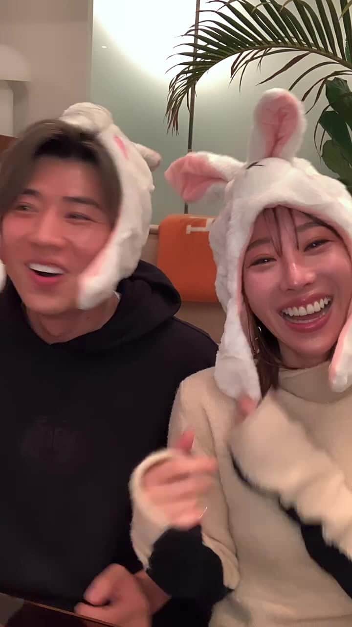 秋倉諒子のインスタグラム：「新年一発目インスタライブ🐰🤍 あけましておめでとうございます🌅🎍✨ 今年のあれこれ！質問返し！  そしてKARADA BESTA @besta.tokyo  お得キャンペーン中だよ💪✨ トレーニング始めるなら今！！！！ 都内最安値な気がする🤭 是非チェック✌️」