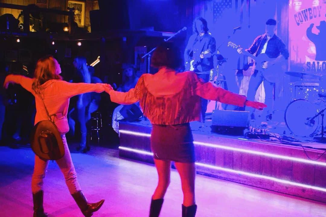 ブリット・ロバートソンのインスタグラム：「Boot scoot & boogie」