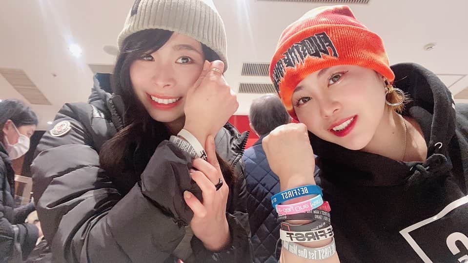のインスタグラム：「2023.1.7 東京ガーデンシアター BE:FIRSTワンマン  今年も相方さんと💓  アリーナ後方でまぢ見えないんじゃない？ と思いきや…  全然見えた😭😭  去年の1月のザストファイナルの写真見て  エモくなってから出陣😂笑  ビーファはやっぱり最高だった。。  ペンラ綺麗だったなぁ✨✨  けど…  彼等の成長速度エグくて嬉しいような、おセンチメンタルなような、不思議。←誰お前。笑  とにかく時間止まって😭ってくらい早くワンマンが終わってしまった💦  そして本日も安定に竜平さんのスタイルは異次元だったwwww  今年も推します‼️  てか、竜平さんのスタイルを見て流石にダイエットしようと思うのですが、膝腰股関節ダメな人ができる運動教えて下さい😭笑」