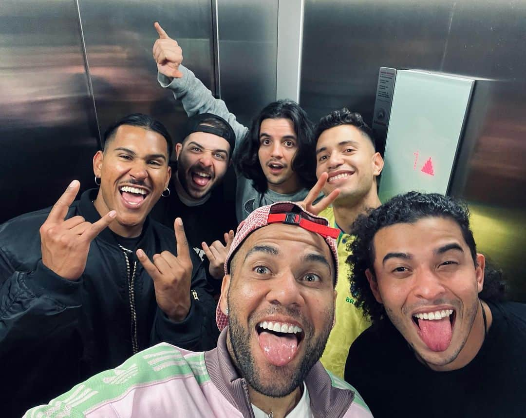 ダニエウ・アウヴェスのインスタグラム：「México nunca mas será lo mismo cabronesss. Un PoP diferente acaban de llegar para disfrutar de lo mejor que tiene Mexico; SU GENTE  @postcodemusic IN THA HOUSE!!」