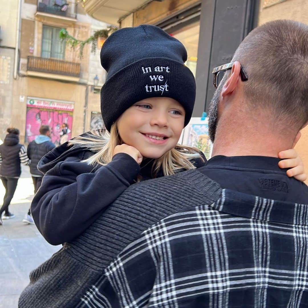 アルトゥール・ボルツのインスタグラム：「Faceless father…😎 Dla odmiany, ojciec bez twarzy…😎😏 #nofacenofilter🤣 #boruc」