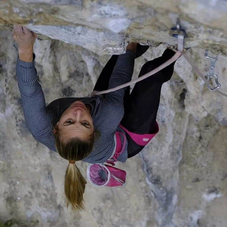 カタリーナ・ザーヴァインのインスタグラム：「Back home from a week in Croatia. Sadly our entire trip was overshadowed by fog and humidity🇭🇷🌫🌧. BUT we tried to make the best out of it and got some climbing done in Misja Pec and Osp😊🙌.  @lasportivagram #lasportivafamily #petzl #accesstheinaccessible #croatia #buzhet #osp #misjapec #rockclimbing #climbing #fightingtheweather」