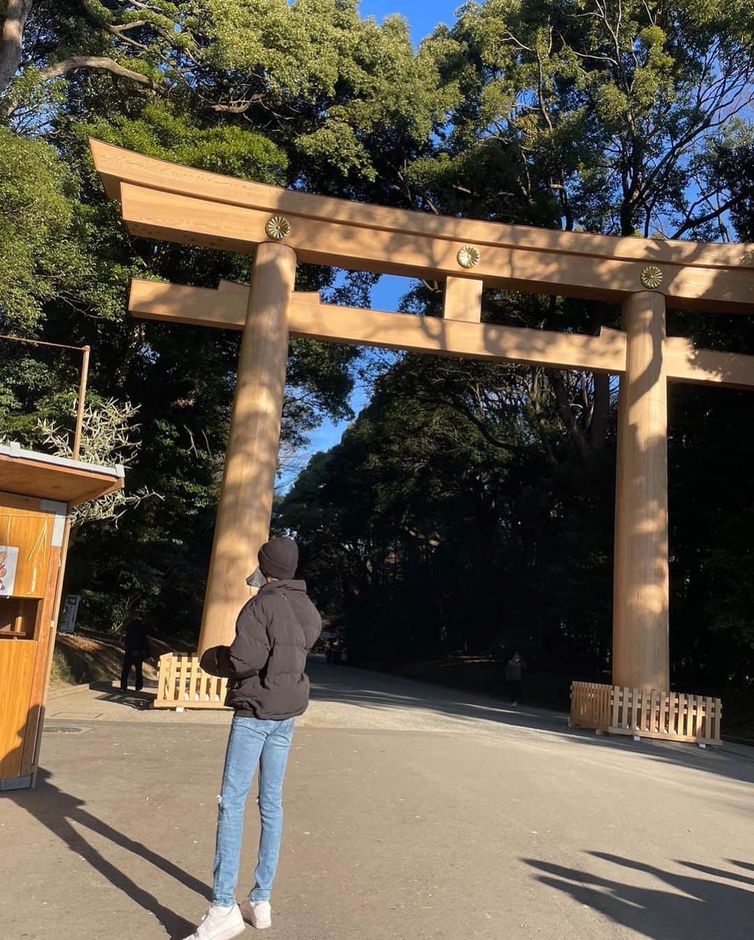 石黒慎太郎のインスタグラム：「⁡ スピの先生に東京だと明治神宮が一番イイって聞きました ⁡ 2023年はマジで信じ難い事に30歳になってしまうので、アンチエイジングを頑張ります。 ⁡ 目標 ・老いに抗っていく ・ダル着で出歩くのやめる ・色んな意味でミニマリストになる ・部屋を綺麗に保つ ・素敵に三十路デビュー ・(インスタとYouTube投稿頑張ってみる) ⁡ ⁡ P.S.新成人の方、もしフォロワーにいらっしゃいましたらおめでとうございます㊗️」