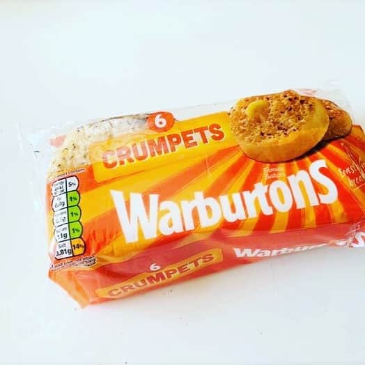 暮らしニスタのインスタグラム：「フード＆プロップスタイリストのunicoさん @unicostable_foodstylist から届く季節のレシピ。今回はイギリスでお友達が朝食に出してくれた「クランペット」を紹介してくれました。ポツポツあいている穴にバターがじゅわっと染み込んで、とっても美味しいのだそう。はちみつをかけたり、フレンチトーストにするのもおすすめだそうです。Webサイト暮らしニスタでチェックしてくださいね✨  #暮らしニスタ #暮らし #キッチン #料理 #recipes #warburtons #crumpets #暮らしを楽しむ #暮らしを整える #すっきり暮らす #暮らしのアイデア #暮らしの記録 #丁寧な暮らし #パン #🇬🇧 #暮らしの知恵 #シンプルな暮らし #シンプルライフ #kurashinista @unicorn_izh」