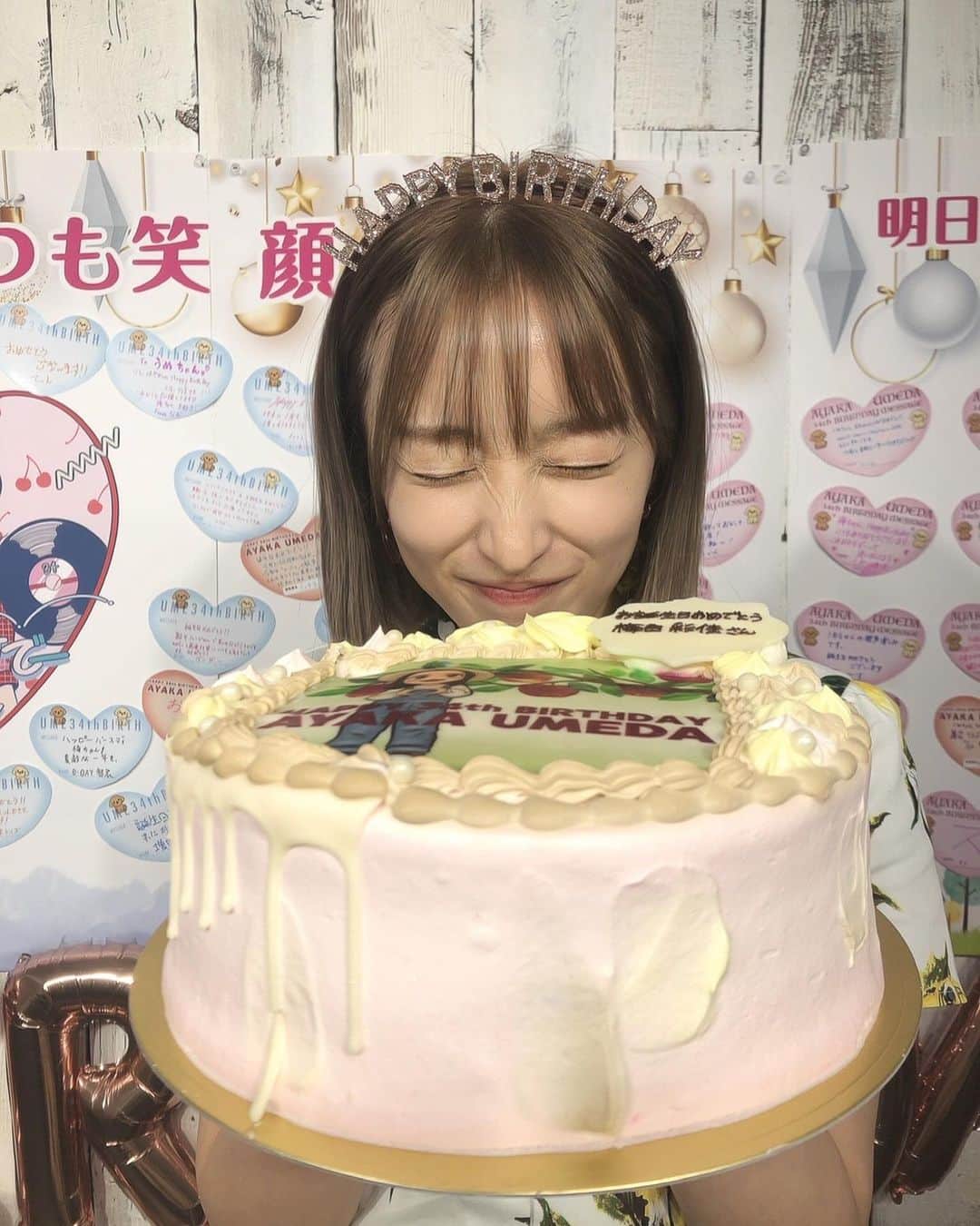 梅田彩佳のインスタグラム：「. . 少し前ですが 誕生日を迎えました！わたし！ 1月3日！☺️❤️ それをファンの皆様にお祝いして頂きたく笑 . . FCイベントをしましたー！ もーリアルのイベントなんてどれくらいぶり？😳 ひっさしぶりにみんなに会えて嬉しかったー🥺❤️❤️🫶 ありがとうございました！ . . そして人生で一番髪の毛を明るく致しました！ それもみんなに見てもらえて嬉しかったよー🥰✨ @risel_samon  佐門さんにして頂きました☺️✨ . . どうどうー？ . . 皆様、サプライズのプレゼントにケーキに沢山ありがとうございました！ がんばるよん☺️✨🫶見ててね！ 2023年もかましていくぞ！🫶 . .」