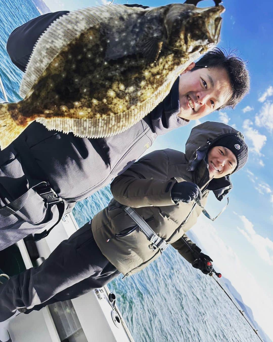 黒木優太のインスタグラム：「遅くなりましたが、 明けましておめでとうございます🎍  今年も毎度のことながらファーストヒットは由伸くんでしたが、僕も無事にヒラメを釣れました🎣  彼は意地が悪いので僕が釣ってる写真をまったく載せてくれません笑  と、言うわけで今年もよろしくお願いします🙇‍♂️  #オリックス #釣り #ヒラメ」