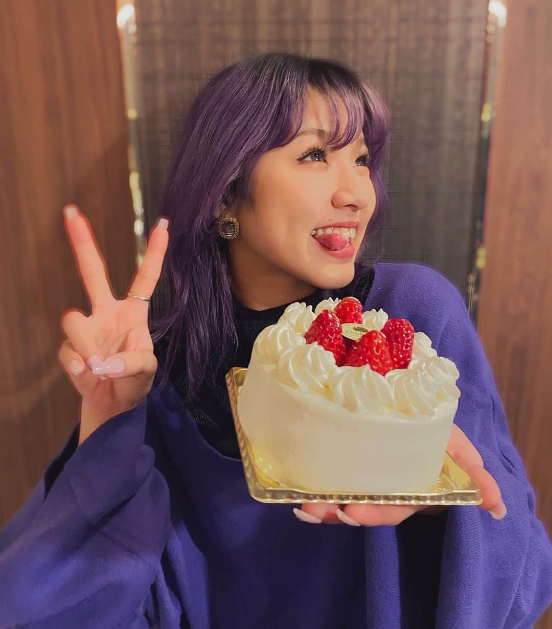 Rioさんのインスタグラム写真 - (RioInstagram)「ラストティーン突入 ! 💜✨✨ ⁡ 昨日1/7に19歳になりました🌼 ママ、パパ、ありがとう❤︎ たくさんのお祝いメッセージやストーリー、本当にありがとうございます😭💖💖💖 ⁡ みんなに言われる 10代ラストの貴重な一年 なので、一日一日大切に生きていきます♡！ そして日々、未来の自分に役立ちそうなこと、見つけてやっていこう〜〜👀😊 ⁡ 皆さま、19歳の私を、 今後とも宜しくお願い致します💐💛🫶🏽 ⁡ 18歳最後に、髪色紫にして誕生日を迎えました💜 ⁡#birthday #19yearsold #04 #purplehair #rioflake0107」1月8日 12時18分 - rioflake0107