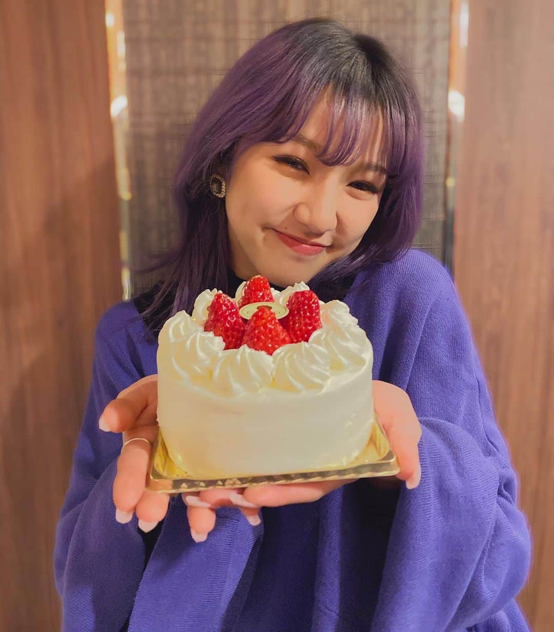Rioさんのインスタグラム写真 - (RioInstagram)「ラストティーン突入 ! 💜✨✨ ⁡ 昨日1/7に19歳になりました🌼 ママ、パパ、ありがとう❤︎ たくさんのお祝いメッセージやストーリー、本当にありがとうございます😭💖💖💖 ⁡ みんなに言われる 10代ラストの貴重な一年 なので、一日一日大切に生きていきます♡！ そして日々、未来の自分に役立ちそうなこと、見つけてやっていこう〜〜👀😊 ⁡ 皆さま、19歳の私を、 今後とも宜しくお願い致します💐💛🫶🏽 ⁡ 18歳最後に、髪色紫にして誕生日を迎えました💜 ⁡#birthday #19yearsold #04 #purplehair #rioflake0107」1月8日 12時18分 - rioflake0107
