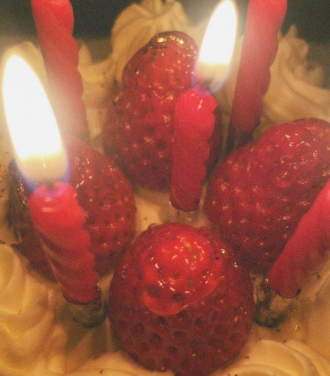 Rioさんのインスタグラム写真 - (RioInstagram)「ラストティーン突入 ! 💜✨✨ ⁡ 昨日1/7に19歳になりました🌼 ママ、パパ、ありがとう❤︎ たくさんのお祝いメッセージやストーリー、本当にありがとうございます😭💖💖💖 ⁡ みんなに言われる 10代ラストの貴重な一年 なので、一日一日大切に生きていきます♡！ そして日々、未来の自分に役立ちそうなこと、見つけてやっていこう〜〜👀😊 ⁡ 皆さま、19歳の私を、 今後とも宜しくお願い致します💐💛🫶🏽 ⁡ 18歳最後に、髪色紫にして誕生日を迎えました💜 ⁡#birthday #19yearsold #04 #purplehair #rioflake0107」1月8日 12時18分 - rioflake0107