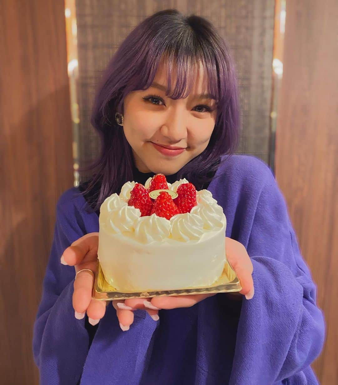 Rioさんのインスタグラム写真 - (RioInstagram)「ラストティーン突入 ! 💜✨✨ ⁡ 昨日1/7に19歳になりました🌼 ママ、パパ、ありがとう❤︎ たくさんのお祝いメッセージやストーリー、本当にありがとうございます😭💖💖💖 ⁡ みんなに言われる 10代ラストの貴重な一年 なので、一日一日大切に生きていきます♡！ そして日々、未来の自分に役立ちそうなこと、見つけてやっていこう〜〜👀😊 ⁡ 皆さま、19歳の私を、 今後とも宜しくお願い致します💐💛🫶🏽 ⁡ 18歳最後に、髪色紫にして誕生日を迎えました💜 ⁡#birthday #19yearsold #04 #purplehair #rioflake0107」1月8日 12時18分 - rioflake0107