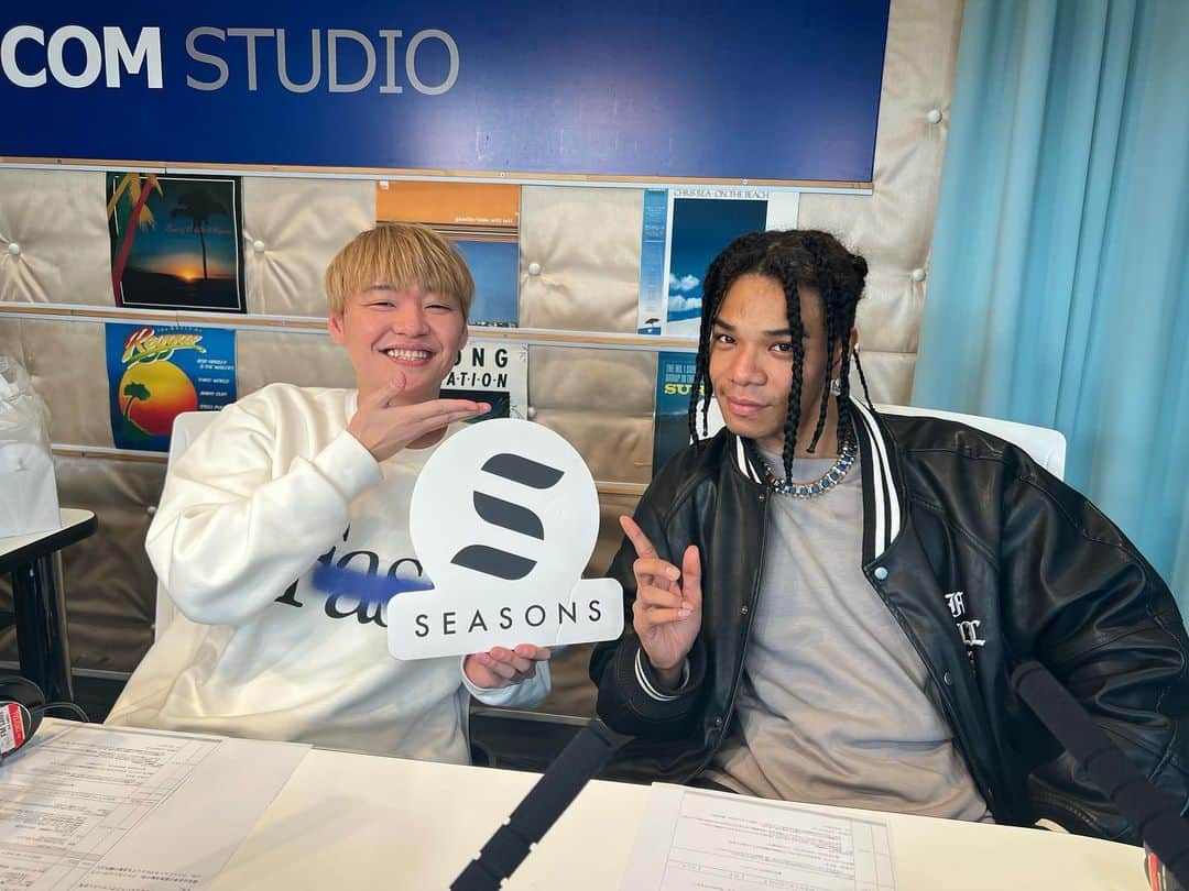 藤井達也のインスタグラム：「新年1発目のSEASONS RADIO‼️  Juriusありがとう🙌 リリースもおめでとう🎊  #FMサルース #たまプラーザ #ラジオ」