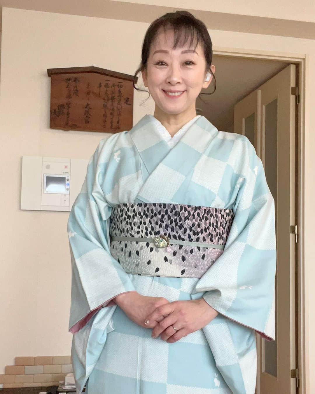 南かおりのインスタグラム：「去年末に着たばかりですが、やっぱり卯年の初めには着ておきたいね！ ってことでこちらも実はウサギ柄！んでまたウサギの帯留つけました！  帯は久しぶりに締めました。小袋帯。 時間なさすぎて後ろは適当過ぎるので撮影せず💦 今日は朗読初め。  みんな飲みながらやるゆるーい楽しーい朗読です！」