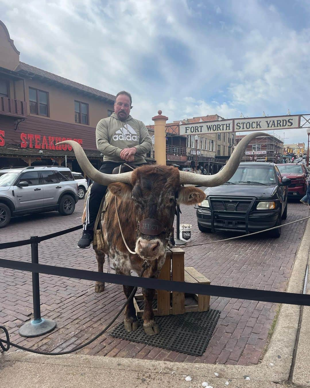 スコット・ノートンのインスタグラム：「When in #fortworth….#longhorn #scottnorton #texas」