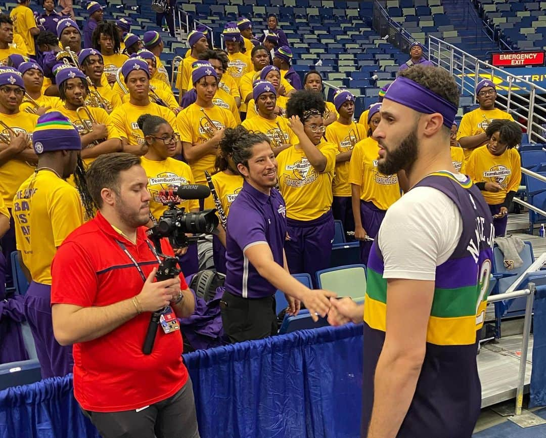 ラリー・ナンス・ジュニアさんのインスタグラム写真 - (ラリー・ナンス・ジュニアInstagram)「@pelicansnba forward Larry Nance named @officialkarrband as the beneficiary for his Jersey Auction Program for last night’s game and covered the cost for their tickets to the game as a part of the Community Ticket Program.  After the game, Larry came back out to the court to meet and take pictures with the band! #NBACares」1月8日 6時14分 - larrydn7