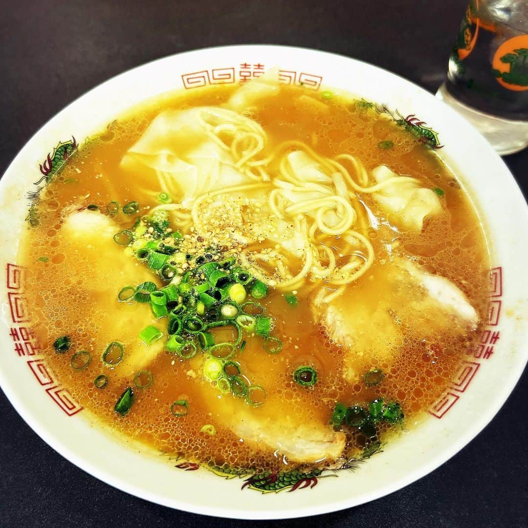 森脇和成のインスタグラム：「二日酔いの胃袋にめちゃくちゃ 旨いラーメンぶち込んでやりました。 間違いなく人生でトップクラスの旨さ。 これ食べるためだけに福岡来れる。 #基峰 #ラーメン #ワンタン麺 #福岡」