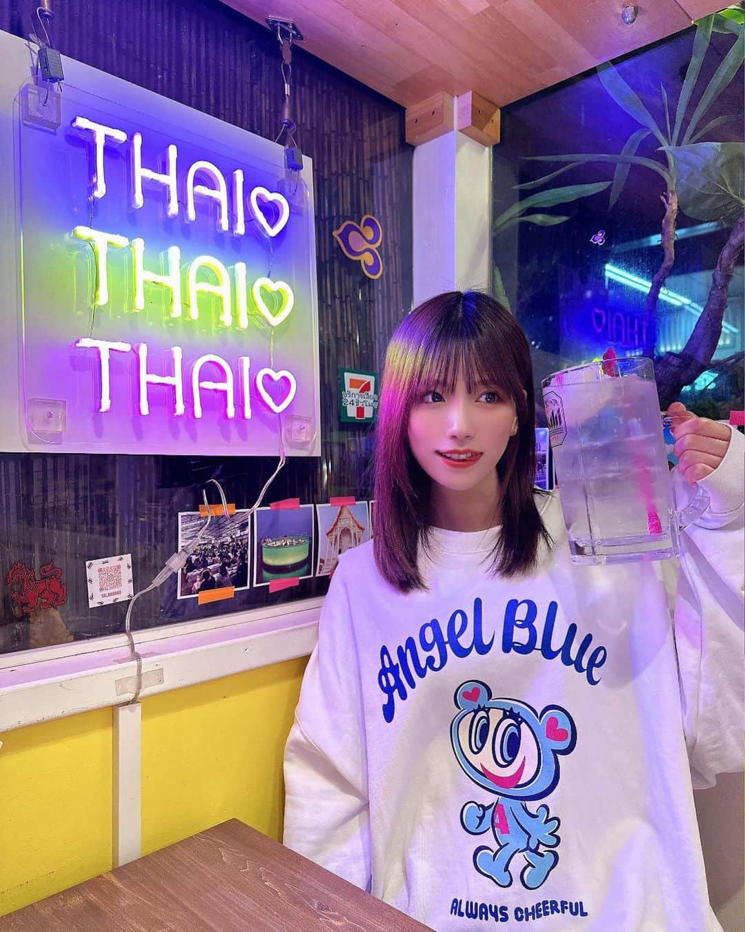 神崎紗衣のインスタグラム：「超メガジョッキ！！ 1㍑だって〜〜〜🥵2杯でぐでんぐでん🥵🥵💦  スウェットは平成ガールみんな大好きエンジェルブルー💙 ナカムラくん着てお酒飲む日がくるとは…超エモでごめんね🥺💙  #2023年#あけよろ#ชนแก้ว @angelblue_official」