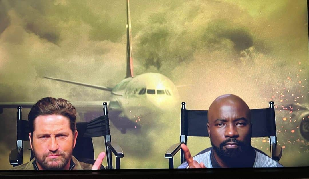 ジェラルド・バトラーさんのインスタグラム写真 - (ジェラルド・バトラーInstagram)「Two bozos trying to get a picture with the star of the film @coltermikecolter #planemovie」1月8日 8時33分 - gerardbutler