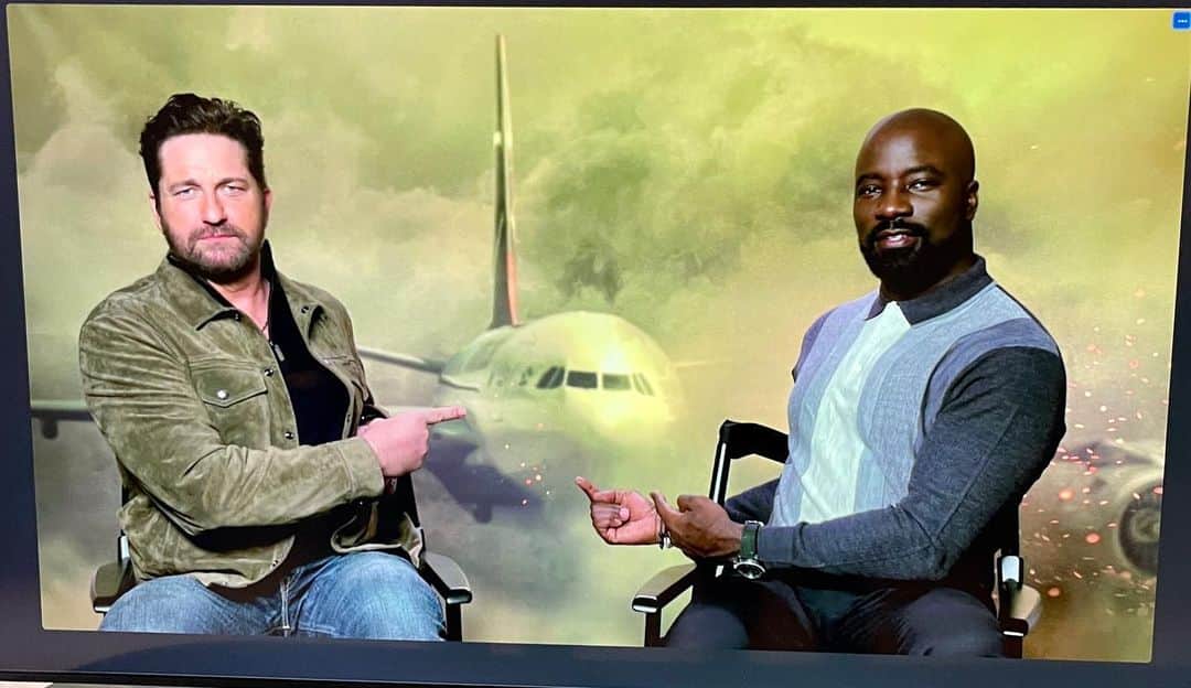 ジェラルド・バトラーのインスタグラム：「Two bozos trying to get a picture with the star of the film @coltermikecolter #planemovie」