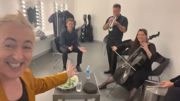 アラン・カミングのインスタグラム：「Even a day ahead in the future, down under,  it’s still Saturday Night On Broadway!!」