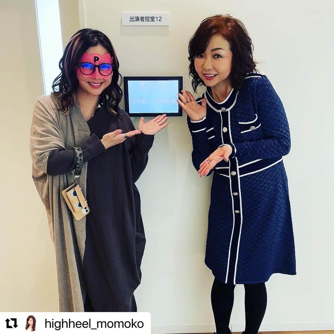 ぷりあでぃす玲奈のインスタグラム：「読売TVのあさパラSに呼んでいただき、 ハイヒールさんや出演者様たちの2023年占いをさせていただきました😊  ほんまにずっっとお会いしたかった ハイヒールさん💕年明け早々夢が叶い、 なんて良い年になりそうなんだ😳  着替えてたらモモコさんが楽屋に来てくださって、「写真撮ろー」って✨優しすぎて泣きそうでした😂  お守りに待ち受けにさせていただいてます🥰  ありがとうございました！  #ハイヒールモモコ　さん #あさパラs  #占い  #2023年」