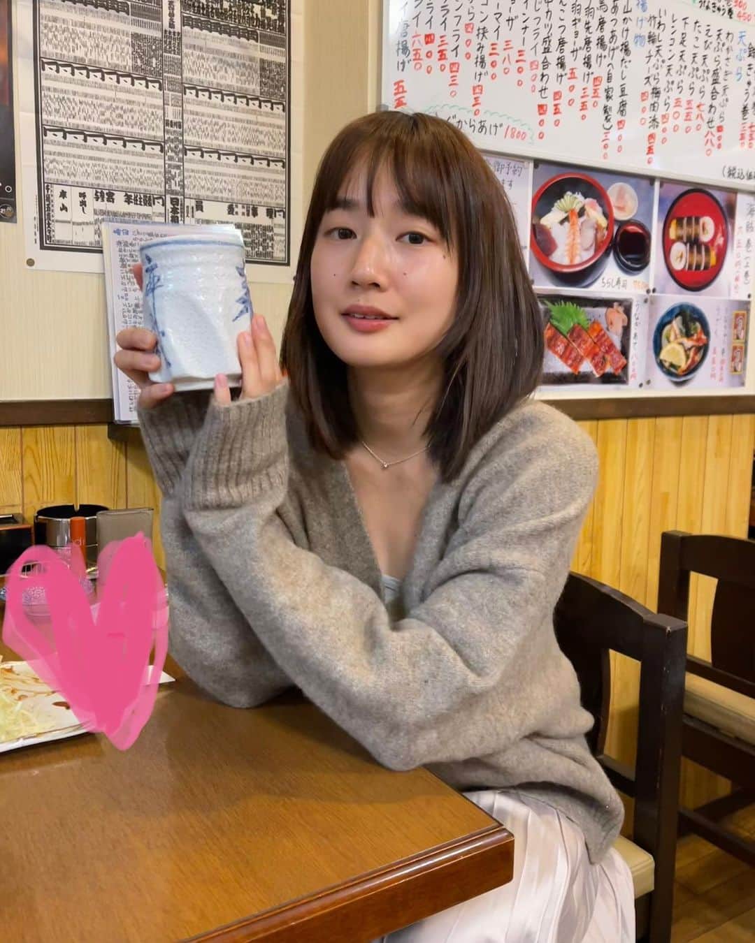 高嶋香帆のインスタグラム：「海賊の娘、帰省🏴‍☠️ 仲良しな祖母と👵  #japantravel #japanesefood #japanesegirl #雑に扱ったおしぼりを雑に隠しました」