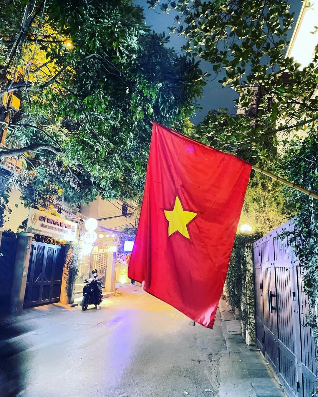 髙田麻紀子のインスタグラム：「❤︎ .  We relocated to Hanoi, Vietnam from Tokyo, Japan🇻🇳🇯🇵 . ハノイ生活が始まりました🐓  ハノイ在住の皆様、ファイもチャイもわからないですが、どうぞ宜しくお願い致します✨🙏🛵  #ハノイライフ　#hanoilife」