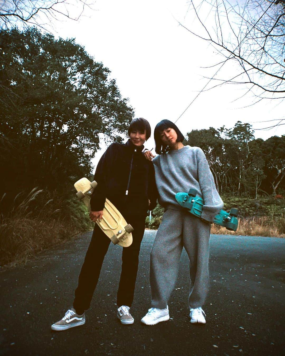 水川あさみのインスタグラム：「実は私達、一生スケーターに憧れているのさ。 そしていよいよpenny部を結成🛹 ポーズだけは一丁前だけど、へっぴり腰ったらありゃしない。 わらけるわらける😂」