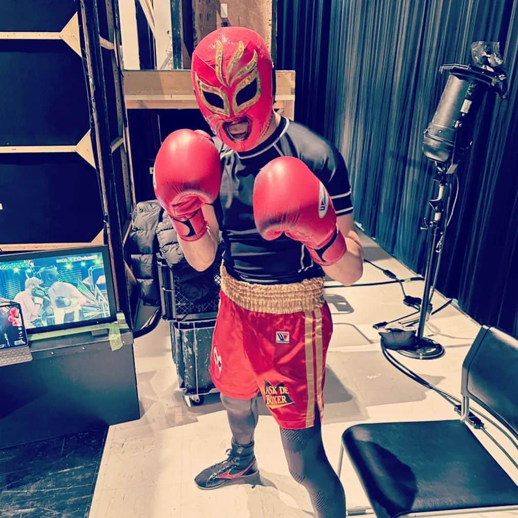 内藤大助のインスタグラム：「昨日TBS放送「炎の体育会TV　新春から超2大決戦！！豪華3時間生放送SP」 最後の最後にマスクドボクサーで出演！ これ本当に出演者の方たちは知らなかったのよ😁 戦ったのは俳優の横田龍儀くんとKAT―TUNの上田竜也くん 上田くんですが急にあの場で「僕戦いたいです」ってスタッフさんに言ってきたみたいで スタッフさんが「内藤さん予定していなかったんですが急遽上田さんが僕もリングに上がって戦いたいと言っているのですがよろしいですか？」って言ってきたんですよ😲 上田くんボクシング本当に大好きなんだね 戦った横田くん上田くん 久々のボクシング楽しかったよ～✨️」