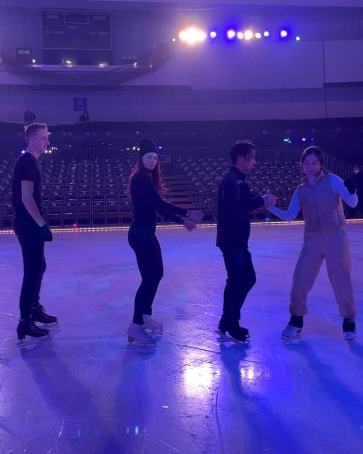 ミン・ユラのインスタグラム：「Last show day vibes 🥳 かわいい • • • #iceexplosion2023 #daisuketakahashi #kanadai #blackpink」